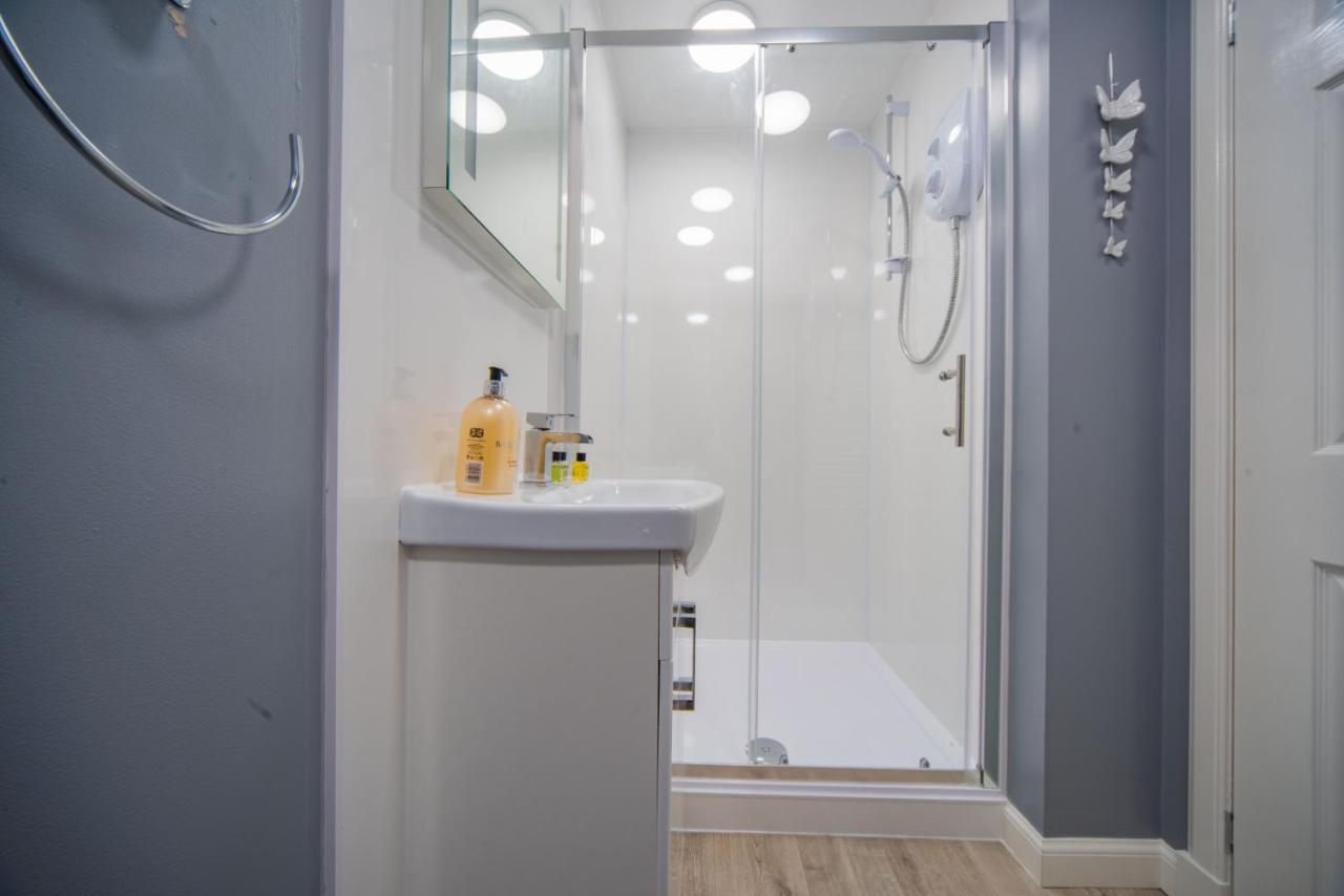 Apartment Double Ensuite Bedroom Near Edinburgh